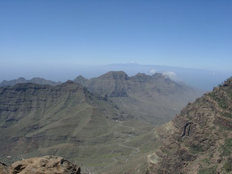 Aussichtsgipfel (1201m) beim Montana de Ojeda: Blick zum Sattel Degollada de Veneguera (Wanderziel im Tal) und dem Teide