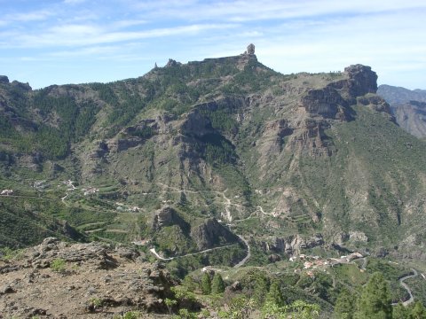 Montana del Anden del Toro (1573m): Blick ueber das Tal mit La Culata zum Roque Nublo (rechts)