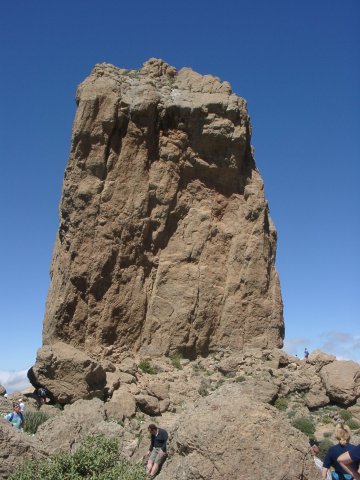am Fuss des Roque Nublo (1752m): Blick zum Roque Nublo (1803m)