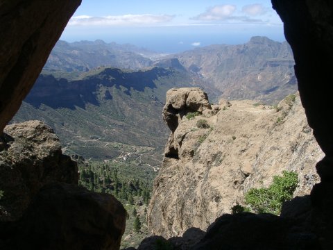am Fuss des Roque Nublo (1756m): Blick durch einen Felsspalt ins Tal