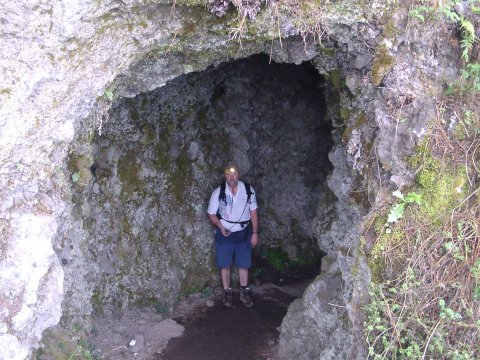 Christian auf dem Rueckweg durch die Tunnel an der Casa del Monte