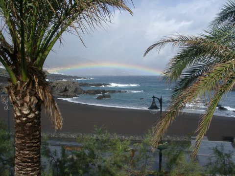 Los Cancajos: Blick aus unserem Fenster mit Regenbogen über Santa Cruz zu Beginn des Tropensturms Delta