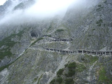 Werfen/ Eisriesenwelt: Blick auf den Aufstiegsweg mit Höhleneingang