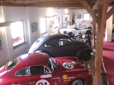 Gmünd/ Porschemuseum: Überblick über verschiedene Modelle
						(Der schwarze Porsche ist ein Modell aus dem Rommel-Feldzug)