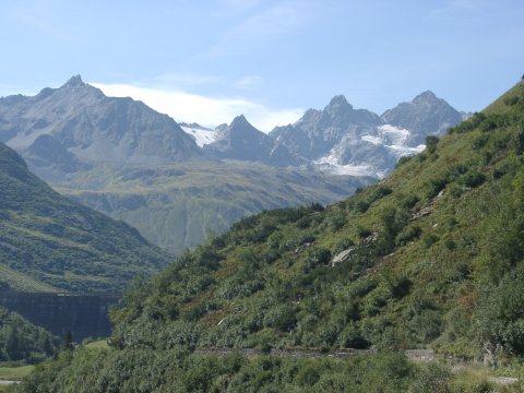 Blick vom oberen Stollenausgang  auf die Silvretta-Gruppe mit Gletschern