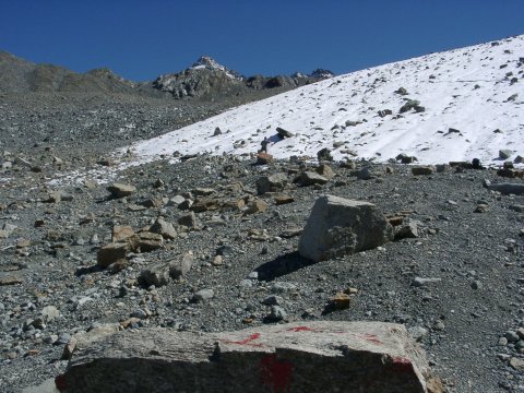 Vermuntgletscher: Gletscherrueckgang innerhalb eines Jahres (2002 war die Gletschergrenze am Stein im Vordergrund)