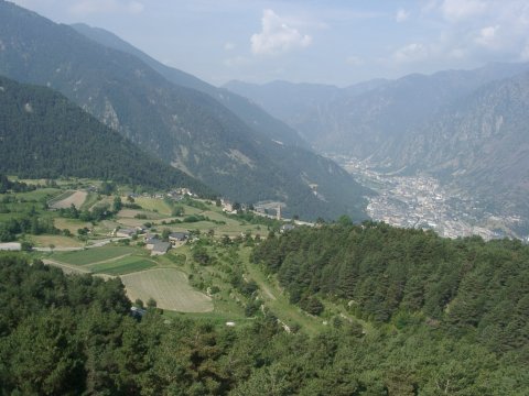 Wanderung in Andorra: Blick auf St-Miquel-d´Engolasters (Bildmitte) und La Viella (hinten)