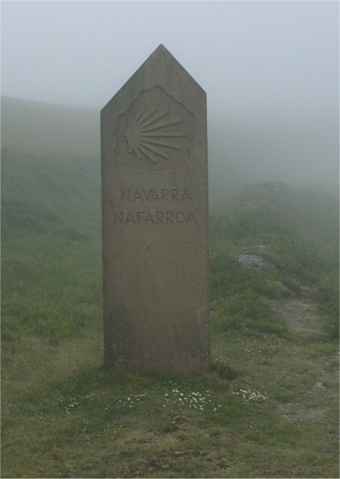Wanderung auf dem Jakobsweg: Grenzstein nach Navarra