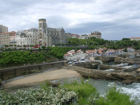 Biarritz: Kirche mit alten Fischerhafen