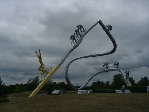 A64 bei Tarbes/Tour-de-France-Denkmal: moderne Kunst?