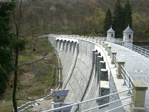 renovierte Staumauer des Stausees Neustadt